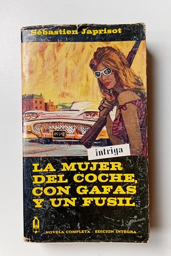 LA MUJER DEL COCHE Y UN FUSIL LA MUJER DEL COCHE, CON GAFAS Y UN FUSIL