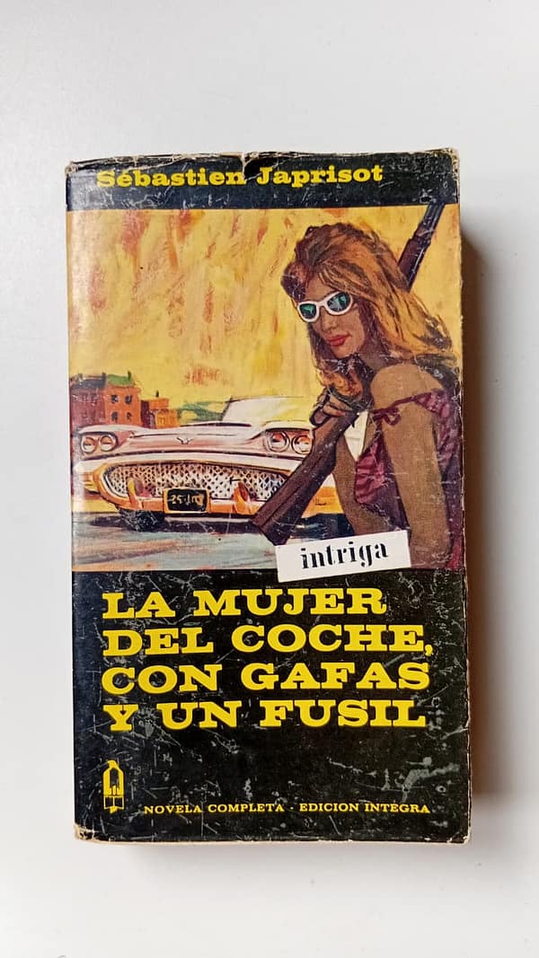 LA MUJER DEL COCHE Y UN FUSIL LA MUJER DEL COCHE, CON GAFAS Y UN FUSIL